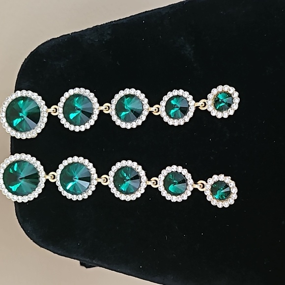 Jewelry - Emerald green 4in long goldtone rhinestone earrings